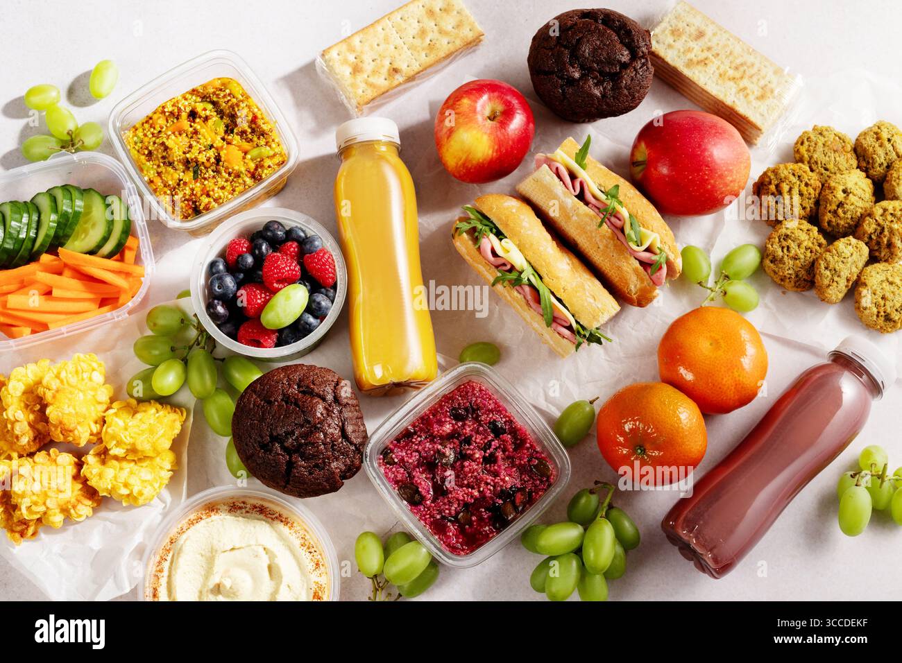 Brunch pronto con sandwich, frutta, frutti di bosco e frullato. Cibo veloce da mangiare in viaggio o per la pausa pranzo, pronto a mangiare sano e veloce Foto Stock