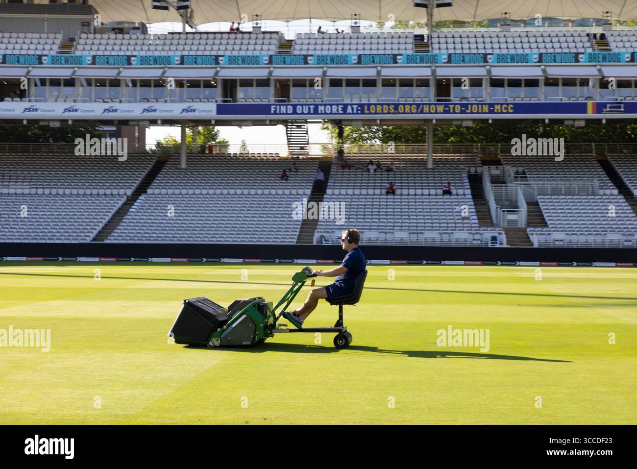 Uomini di terra e donne al Lord's preparano e mantengono la superficie di gioco alla "Home of Cricket" durante la terza prova contro India, luglio 2025 Foto Stock