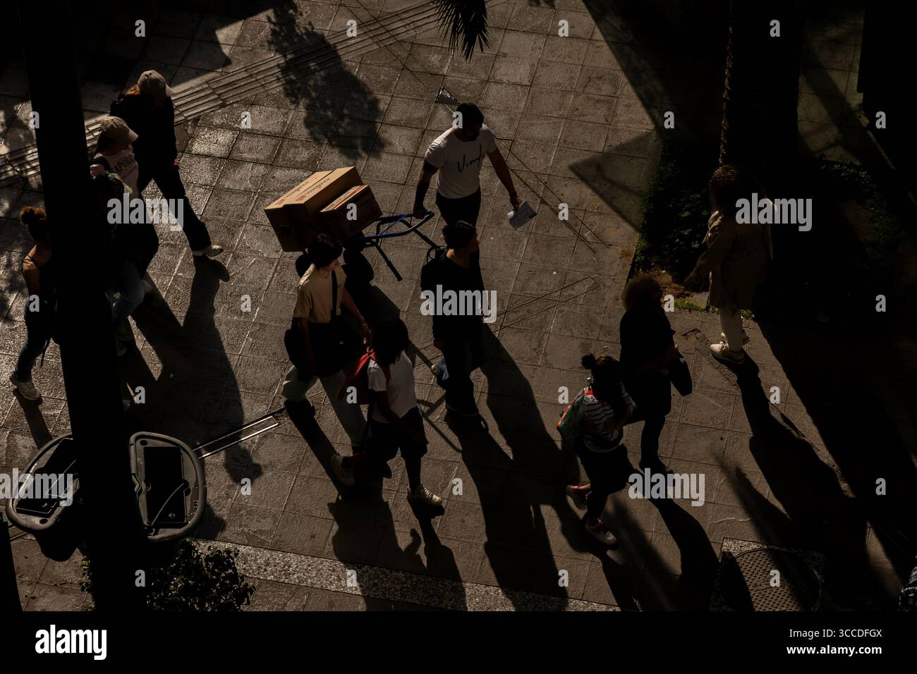 Vista da una finestra dell'hotel che si affaccia su Piazza Omonoia ad Atene, Grecia, con persone che camminano sulla strada sottostante nella frenetica scena urbana. Foto Stock