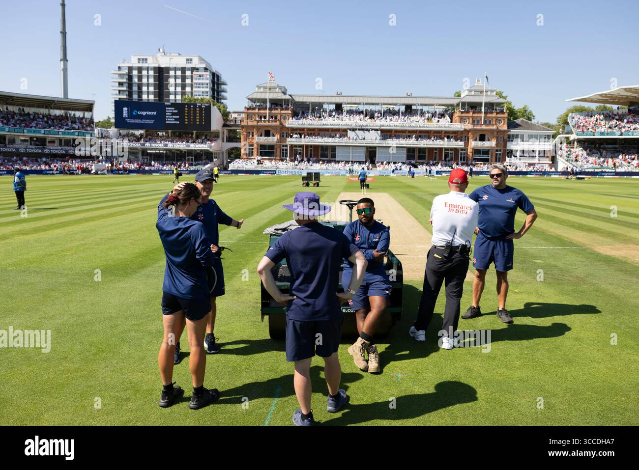 Uomini di terra e donne al Lord's preparano e mantengono la superficie di gioco alla "Home of Cricket" durante la terza prova contro India, luglio 2025 Foto Stock