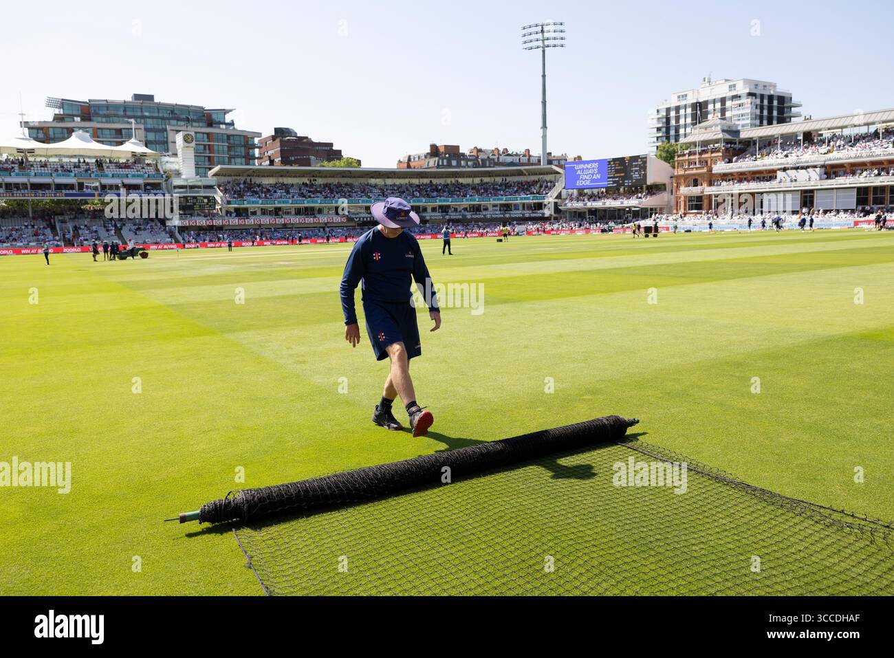 Uomini di terra e donne al Lord's preparano e mantengono la superficie di gioco alla "Home of Cricket" durante la terza prova contro India, luglio 2025 Foto Stock