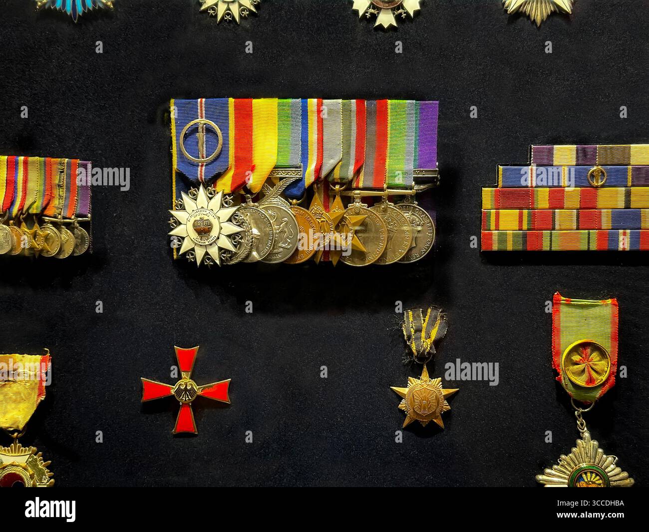 Storica polizia militare malese medaglie e decorazioni del servizio coloniale britannico su sfondo scuro Royal Malaysia Police Museum kuala lumpur - Immagine stock catturata con smartphone