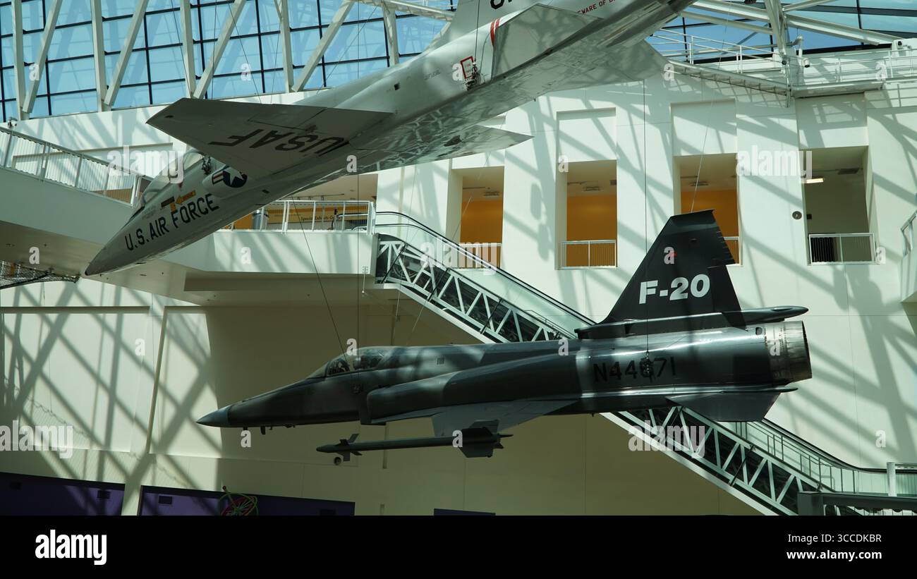Northrop F-20 Tigershark e aerei jet della U.S. Air Force sospesi dal soffitto in esposizione al museo al coperto, USA Foto Stock