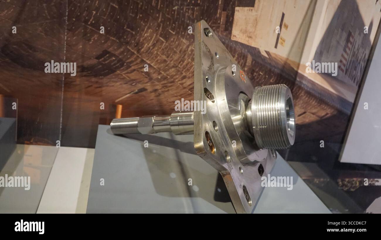 Primo piano di un serbatoio esterno dello Space Shuttle, fissa il bullone e la freccia in mostra al California Science Center di Los Angeles, California Foto Stock
