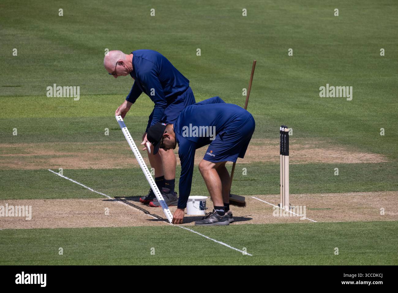 Uomini di terra e donne al Lord's preparano e mantengono la superficie di gioco alla "Home of Cricket" durante la terza prova contro India, luglio 2025 Foto Stock