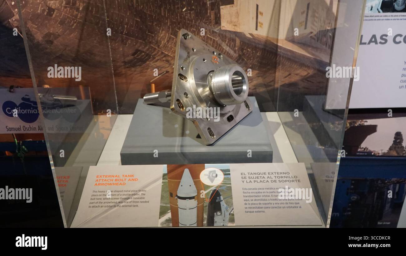Primo piano di un serbatoio esterno dello Space Shuttle, fissa il bullone e la freccia in mostra al California Science Center di Los Angeles, California Foto Stock