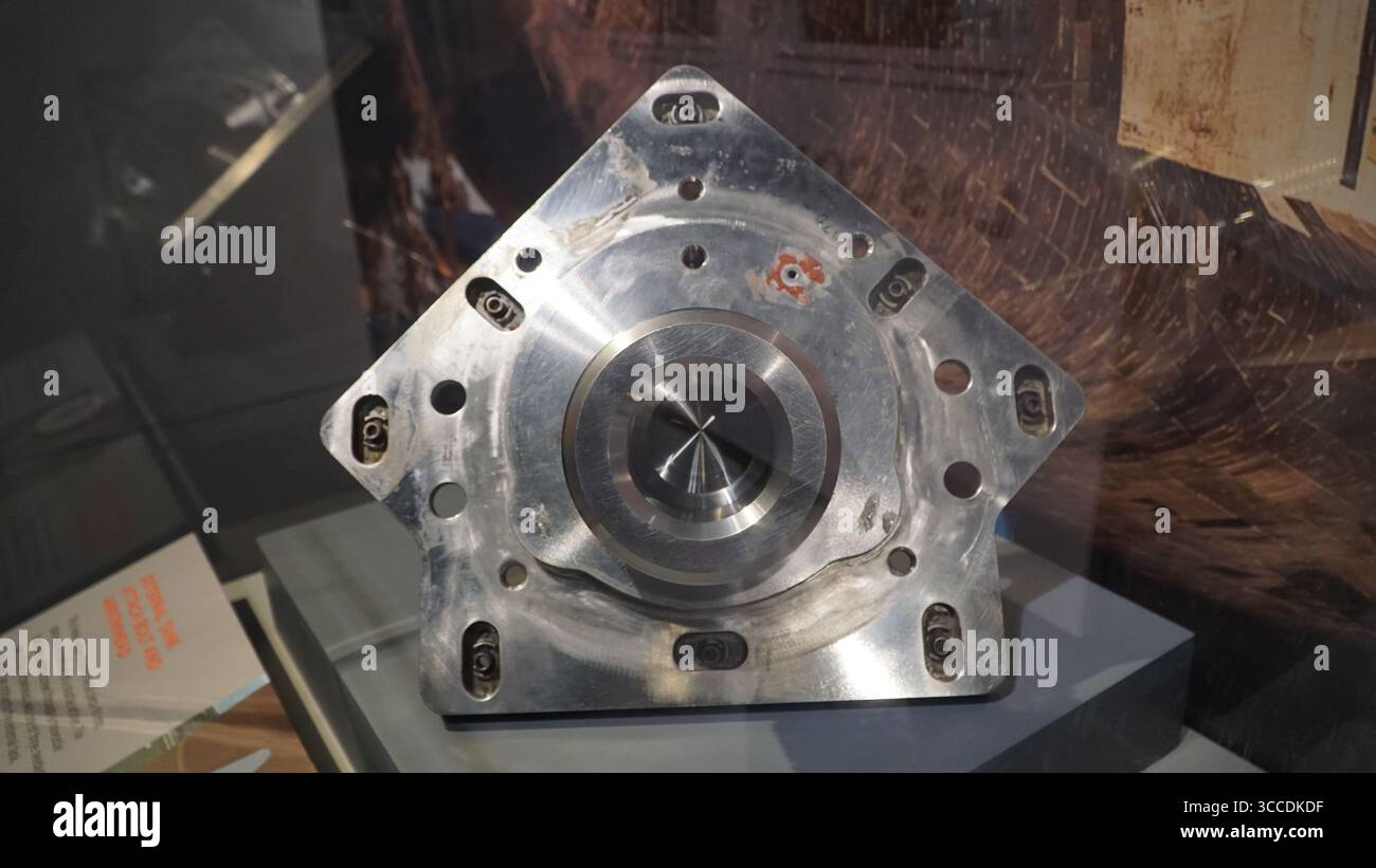 Primo piano di un serbatoio esterno dello Space Shuttle, fissa il bullone e la freccia in mostra al California Science Center di Los Angeles, California Foto Stock