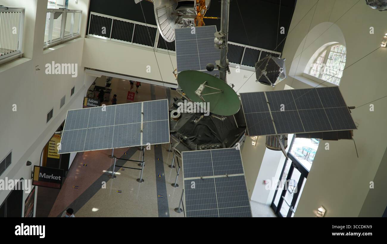 Grande satellite spaziale con pannelli solari e antenna sospesa all'interno del museo aerospaziale, USA Foto Stock