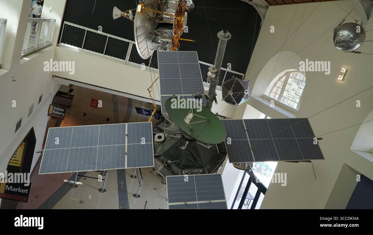 Grande satellite spaziale con pannelli solari e antenna sospesa all'interno del museo aerospaziale, USA Foto Stock