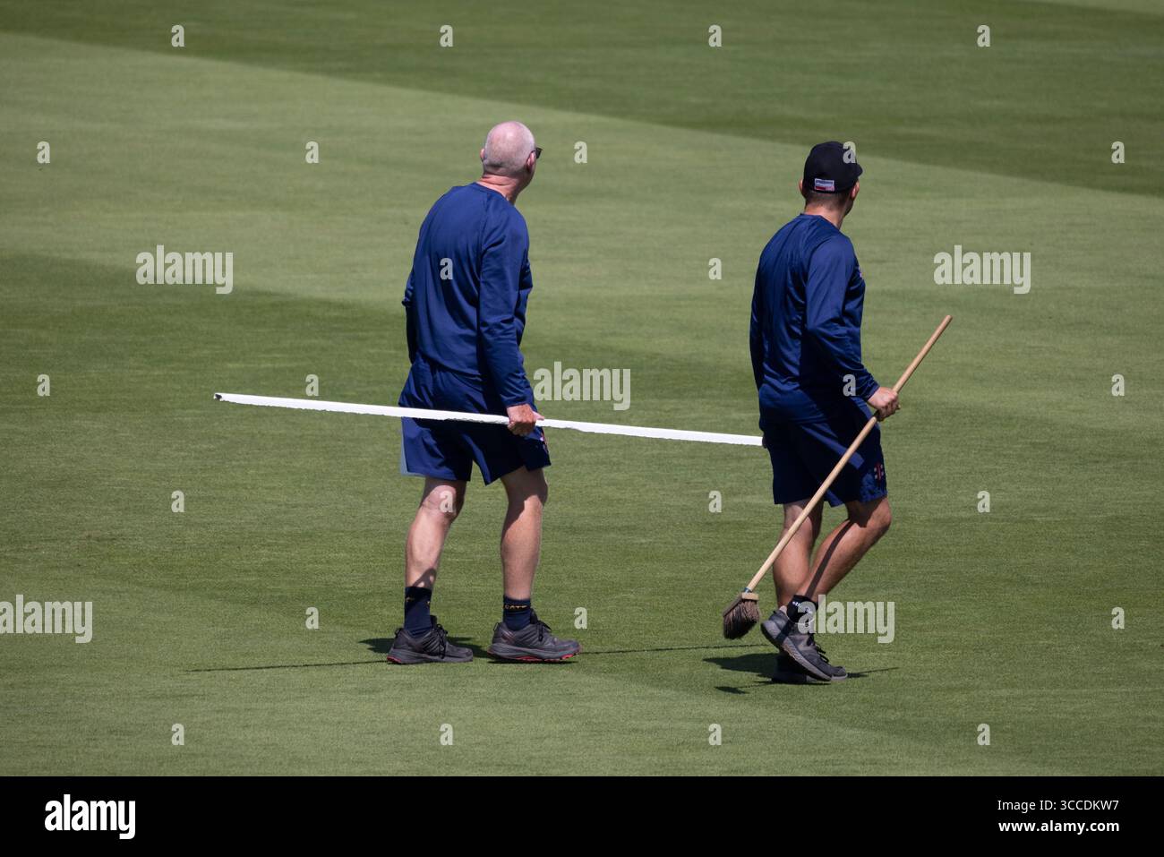 Uomini di terra e donne al Lord's preparano e mantengono la superficie di gioco alla "Home of Cricket" durante la terza prova contro India, luglio 2025 Foto Stock