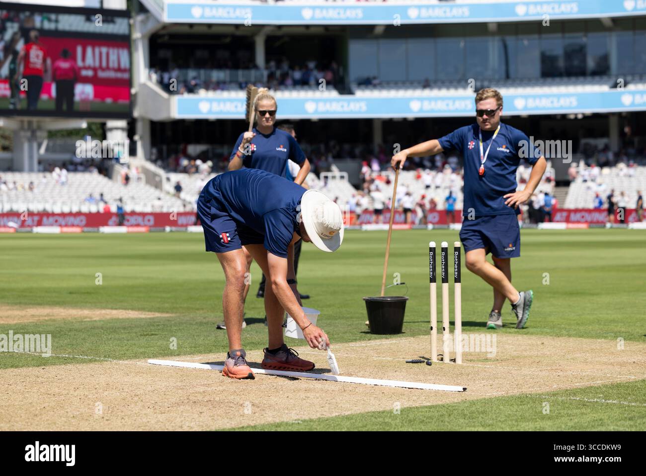 Uomini di terra e donne al Lord's preparano e mantengono la superficie di gioco alla "Home of Cricket" durante la terza prova contro India, luglio 2025 Foto Stock