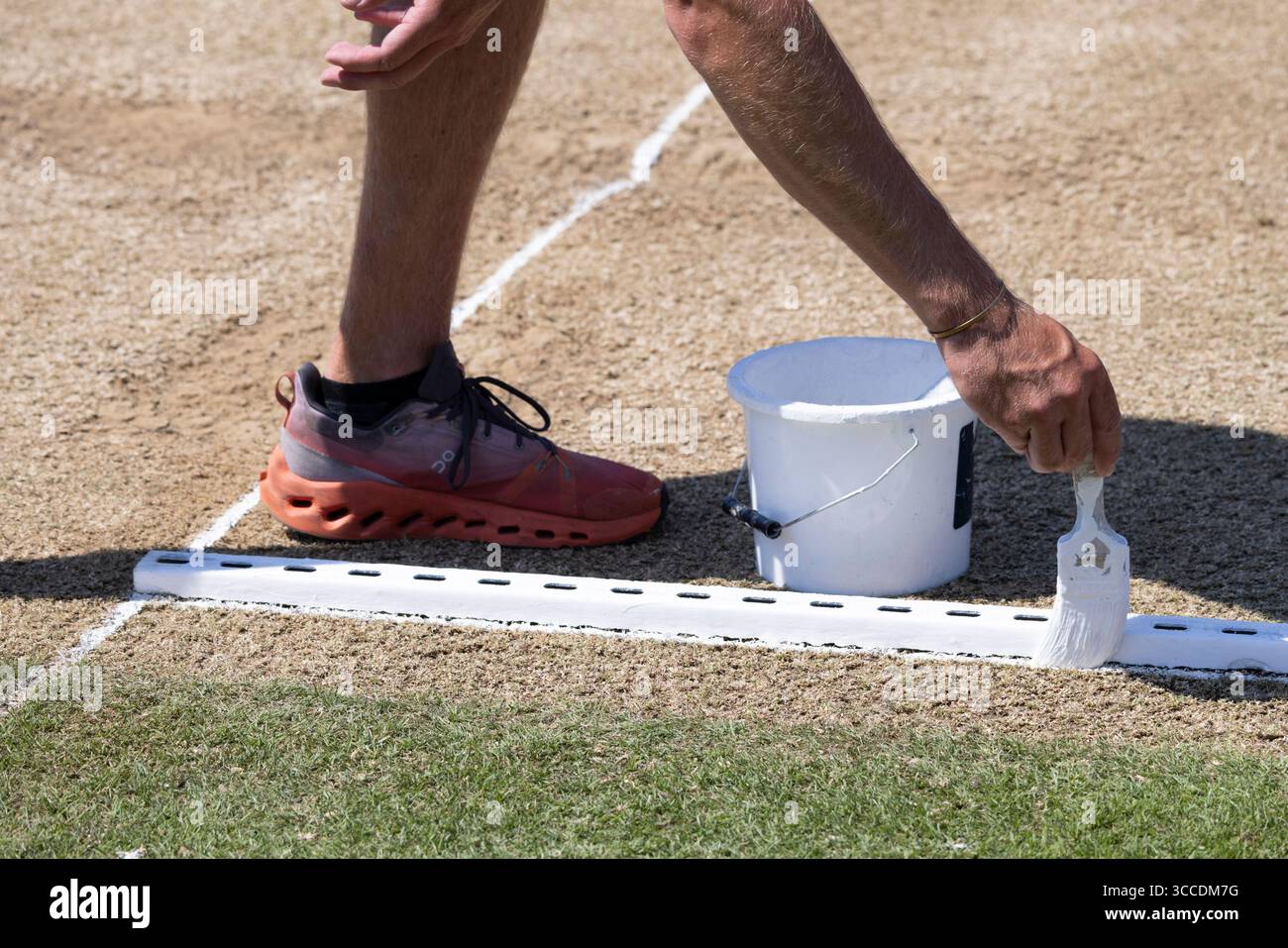 Uomini di terra e donne al Lord's preparano e mantengono la superficie di gioco alla "Home of Cricket" durante la terza prova contro India, luglio 2025 Foto Stock
