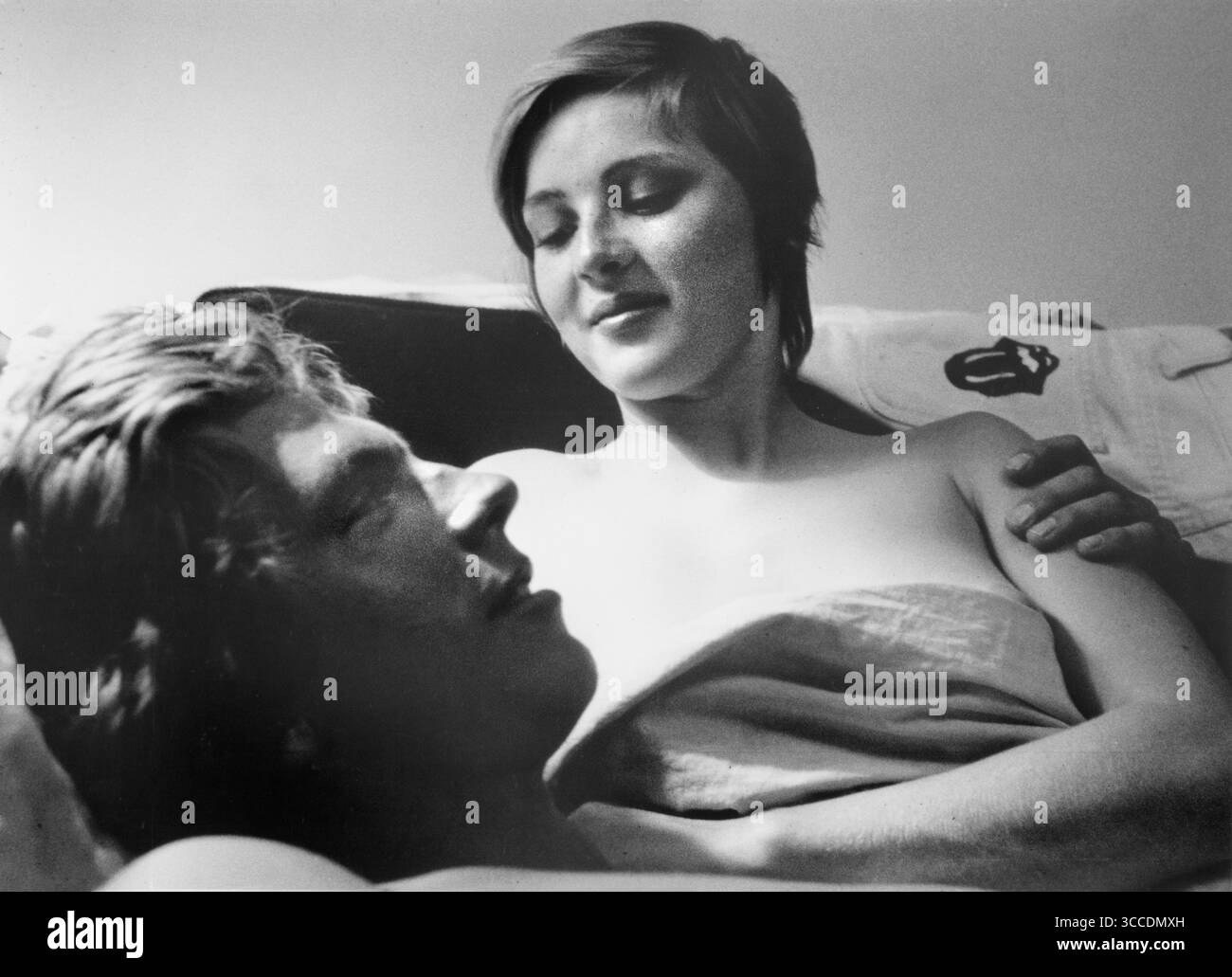 USA: Rod Haase, Robin Mattson, sul set del film, ''Candy Stripe Nurses'', New World Pictures, 1974 (immagine di credito: © JT Vintage/Glasshouse via ZUMA Press Wire) Foto Stock