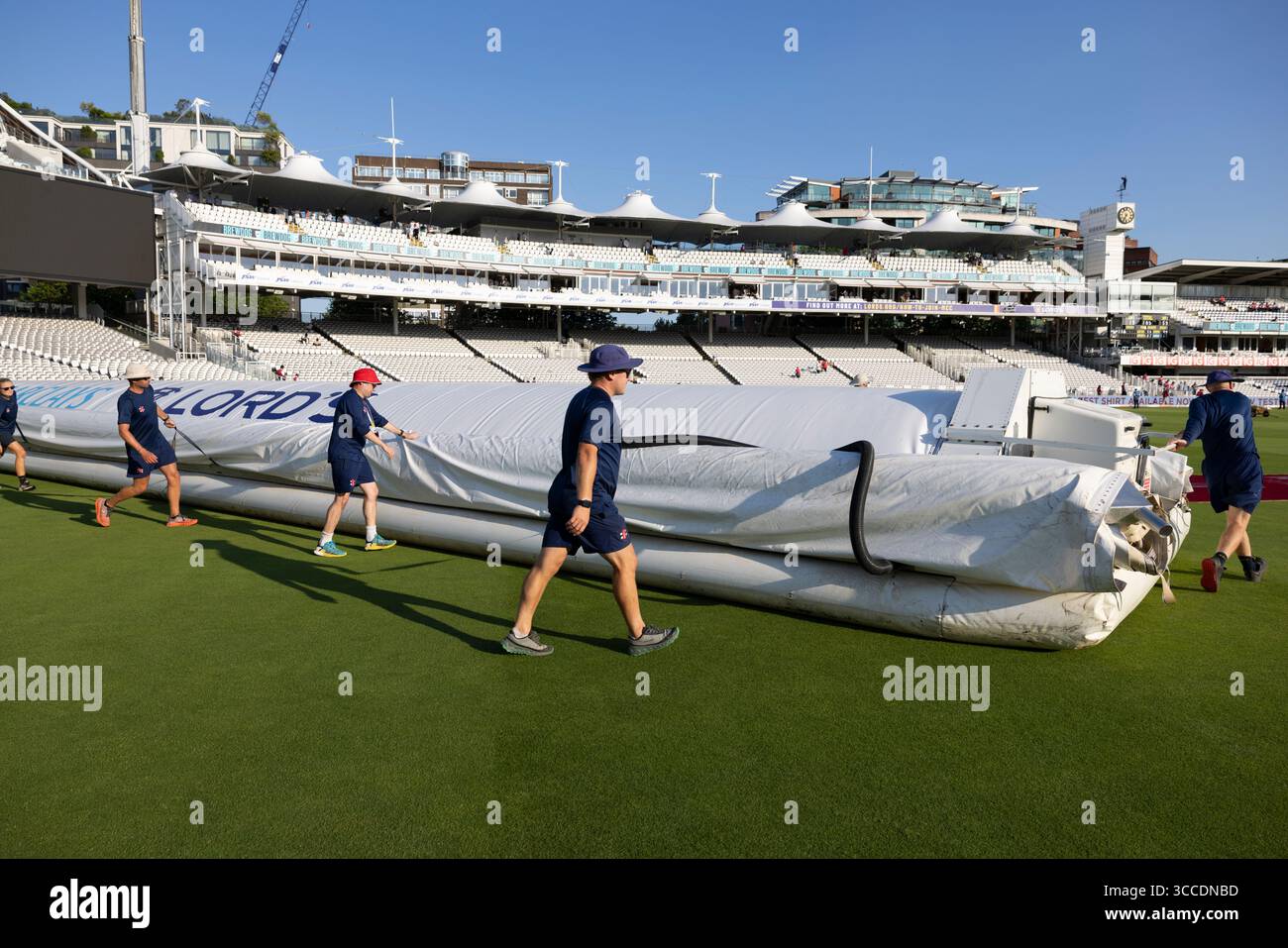 Uomini di terra e donne al Lord's preparano e mantengono la superficie di gioco alla "Home of Cricket" durante la terza prova contro India, luglio 2025 Foto Stock