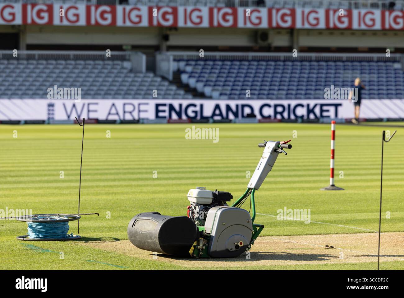 Uomini di terra e donne al Lord's preparano e mantengono la superficie di gioco alla "Home of Cricket" durante la terza prova contro India, luglio 2025 Foto Stock