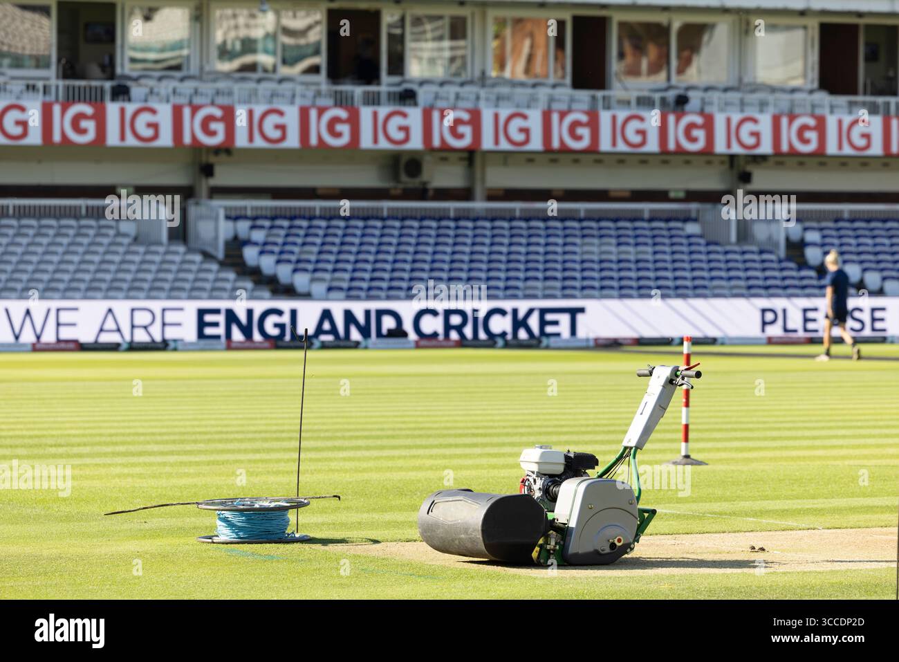 Uomini di terra e donne al Lord's preparano e mantengono la superficie di gioco alla "Home of Cricket" durante la terza prova contro India, luglio 2025 Foto Stock