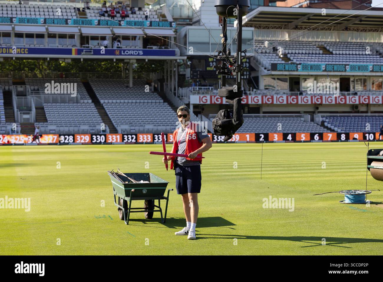 Uomini di terra e donne al Lord's preparano e mantengono la superficie di gioco alla "Home of Cricket" durante la terza prova contro India, luglio 2025 Foto Stock
