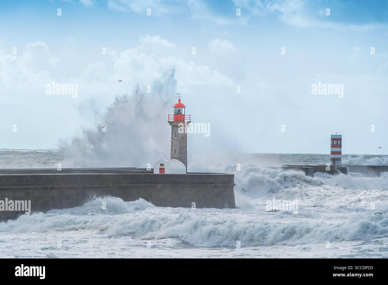 Il sistema di barriere costiere del faro di Porto è caratterizzato da onde dell'Atlantico fulminanti. Difesa costiera portoghese, Fortificazione marittima, Oceano, Breakwater Foto Stock