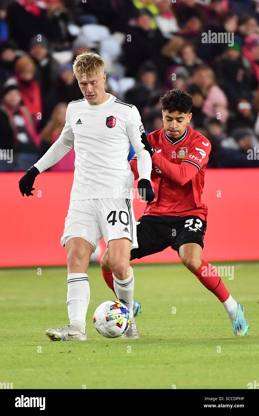 16 novembre 2022, St, Louis, MO, Stati Uniti: ST, LOUIS, MO - 16 NOVEMBRE: Isak Jensen #40 St Louis City2 tiene fuori Ayman Azhil #32 di Bayer 04 Leverkusen durante una partita tra Bayer 04 Leverkusen e St Louis City 2 al CITYPARK il 16 novembre 2022 a St, Louis, Missouri. (Immagine di credito: © Bill Barrett/ISIPhotos via ZUMA Press Wire) Foto Stock