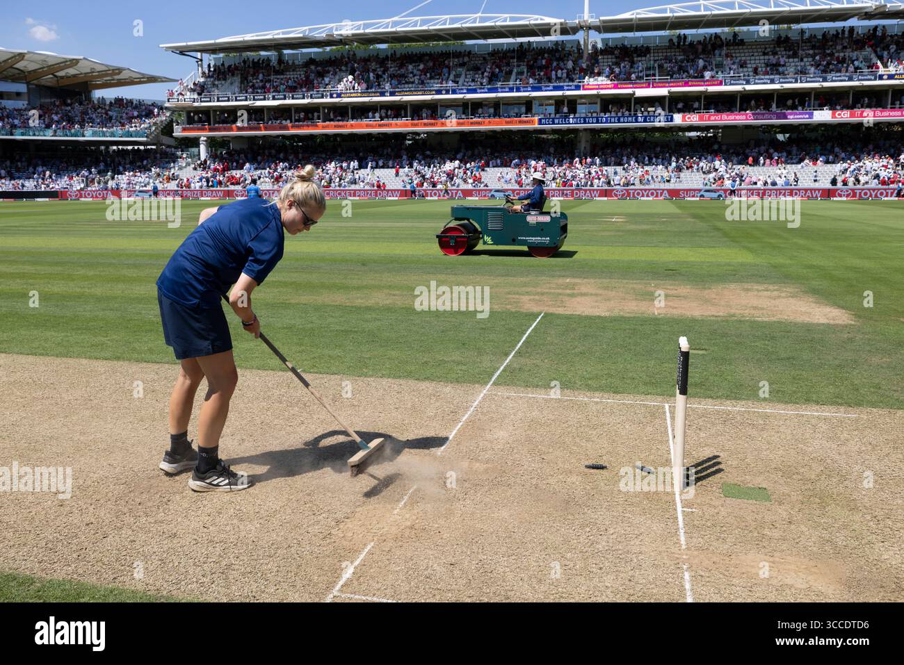 Uomini di terra e donne al Lord's preparano e mantengono la superficie di gioco alla "Home of Cricket" durante la terza prova contro India, luglio 2025 Foto Stock