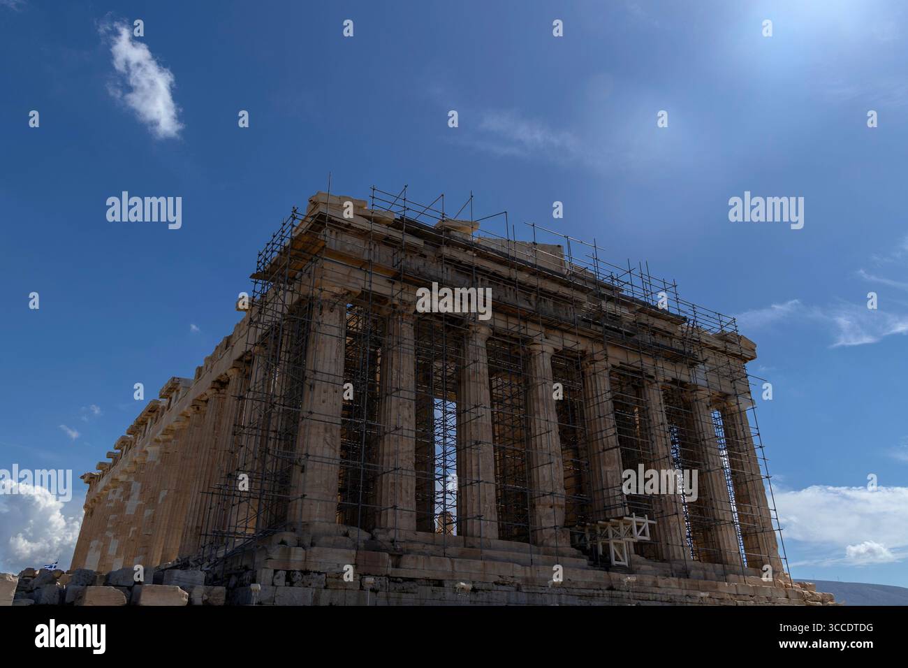 Guardando verso il Partenone sull'Acropoli, Atene, Grecia, in una luminosa giornata estiva con un cielo azzurro, che mette in risalto l'architettura classica. Foto Stock