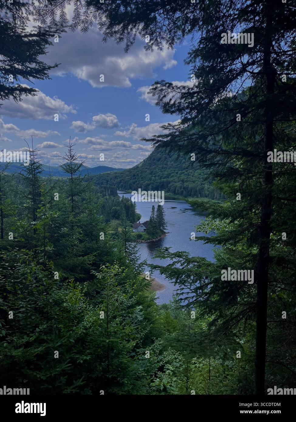 Tipica vista canadese da cartolina nel mezzo di un parco nazionale con un lago incredibile - Immagine stock catturata con smartphone