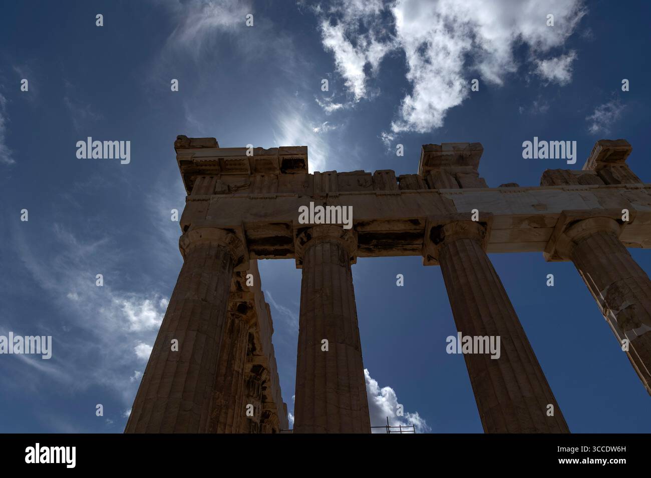 Guardando verso il Partenone sull'Acropoli, Atene, Grecia, in una luminosa giornata estiva con un cielo azzurro, che mette in risalto l'architettura classica. Foto Stock