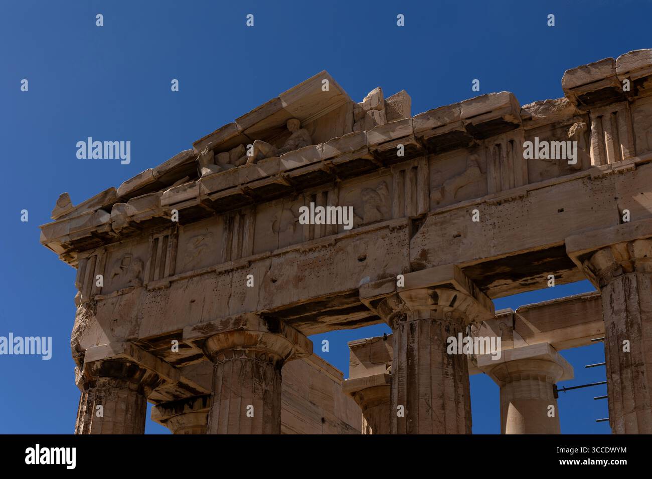 Guardando verso il Partenone sull'Acropoli, Atene, Grecia, in una luminosa giornata estiva con un cielo azzurro, che mette in risalto l'architettura classica. Foto Stock