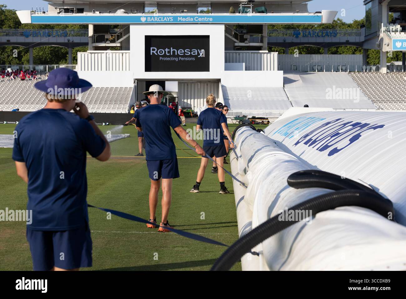 Uomini di terra e donne al Lord's preparano e mantengono la superficie di gioco alla "Home of Cricket" durante la terza prova contro India, luglio 2025 Foto Stock