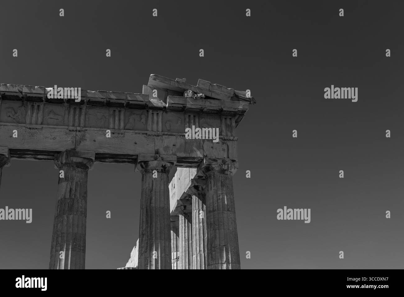 Guardando verso il Partenone sull'Acropoli, Atene, Grecia, in una luminosa giornata estiva con un cielo azzurro, che mette in risalto l'architettura classica. Foto Stock