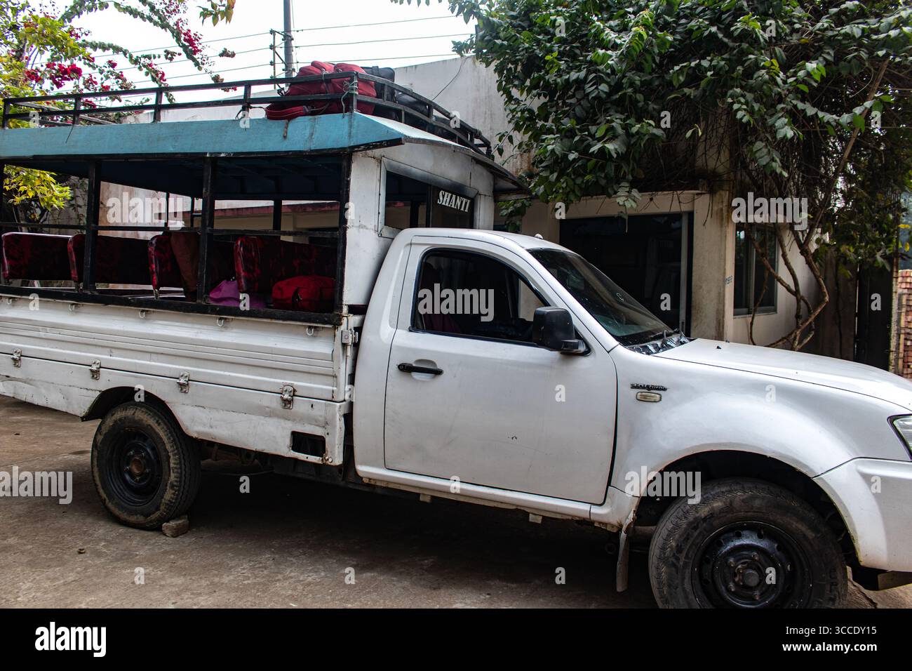 Jeep che guida su terreni collinari nella natura selvaggia Foto Stock