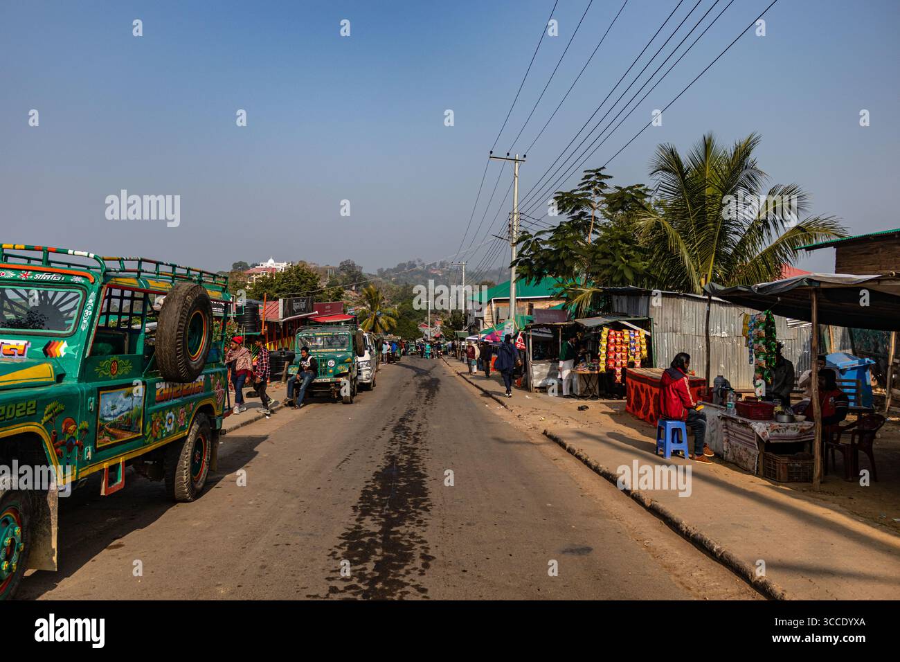 Sentiero collinare remoto tra le montagne del Bangladesh Foto Stock