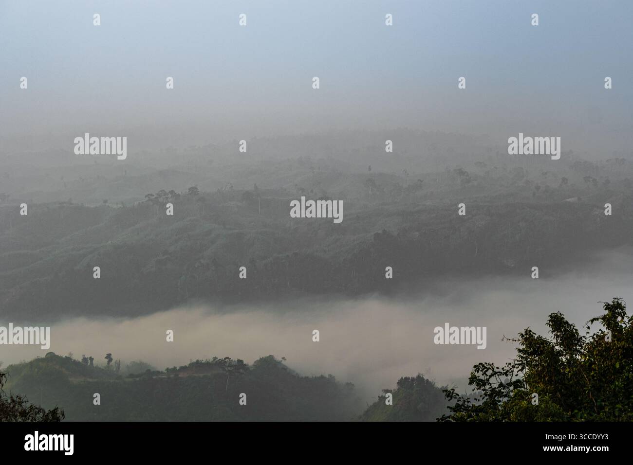 Romantica vista nuvolosa dal cottage sulla collina di Sajek Foto Stock