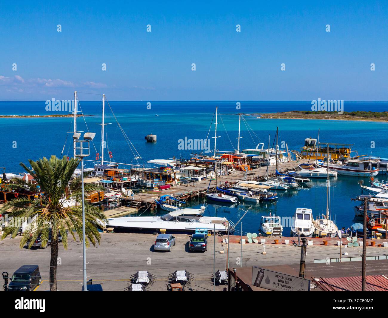 Vista sul porto di Famagosta nella Repubblica turca di Cipro del Nord nel Mediterraneo orientale. Foto Stock