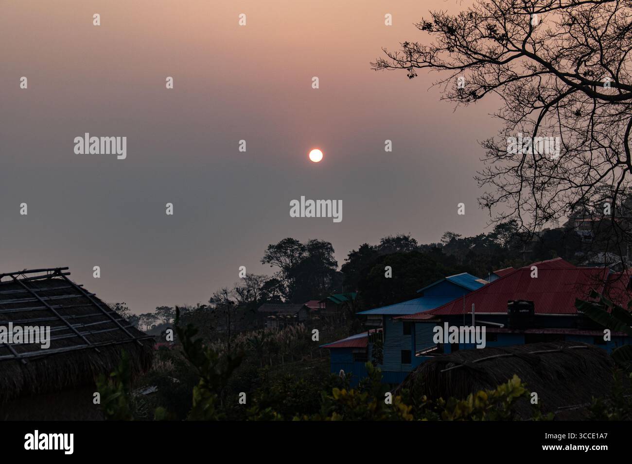 Il tramonto risplende attraverso le nuvole che si muovono a Sajek Foto Stock