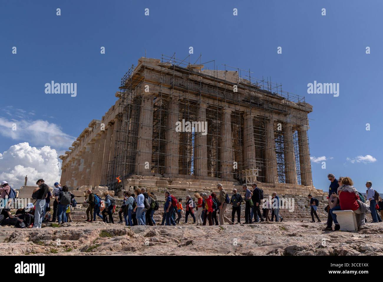 Guardando verso il Partenone sull'Acropoli, Atene, Grecia, in una luminosa giornata estiva con un cielo azzurro, che mette in risalto le architetture classiche Foto Stock