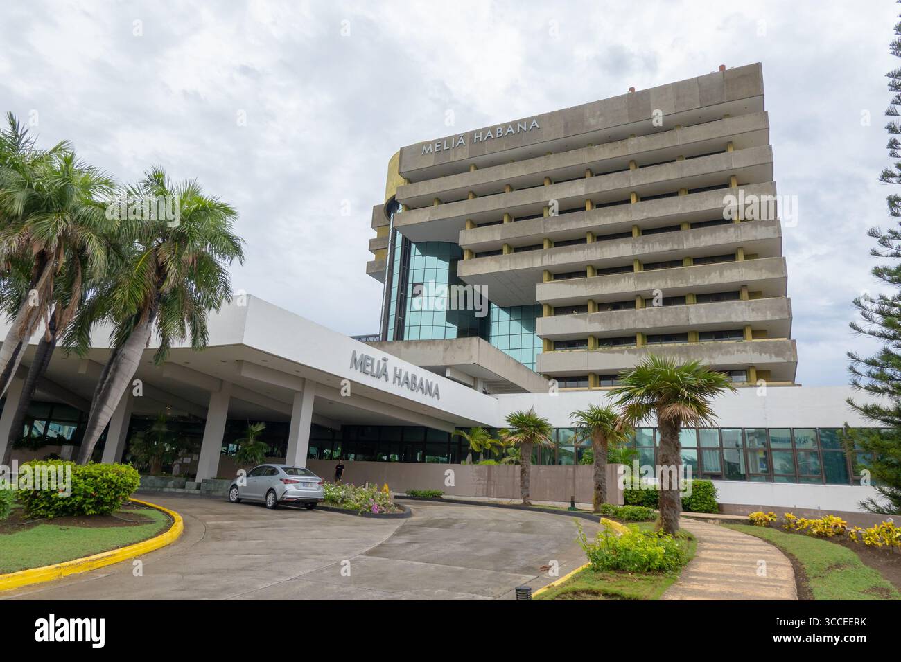 L'Avana, Cuba - 28 agosto 2023: Ingresso al Melia Habana lussuoso hotel 5 stelle a l'Avana, Cuba, clima nuvoloso Foto Stock
