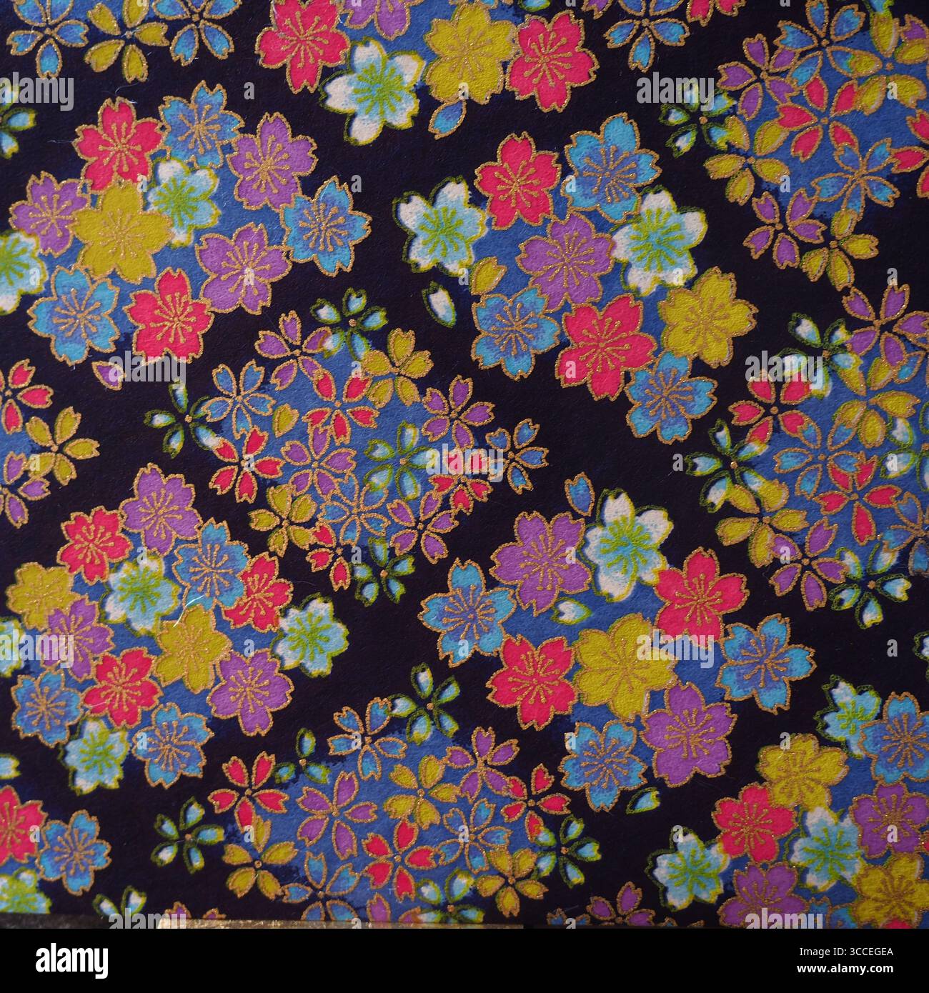 Motivo floreale giapponese tradizionale su tessuto scuro Foto Stock