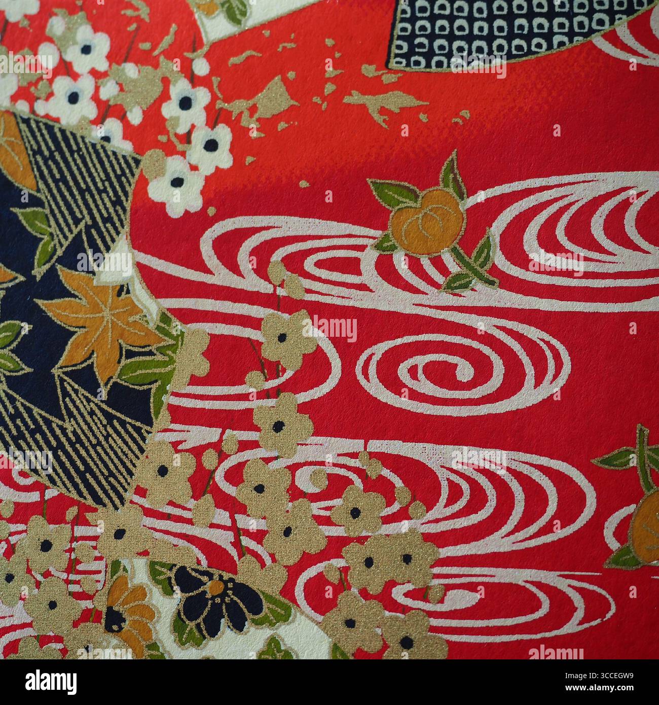 Design tradizionale giapponese Kimono floreale in rosso e oro Foto Stock