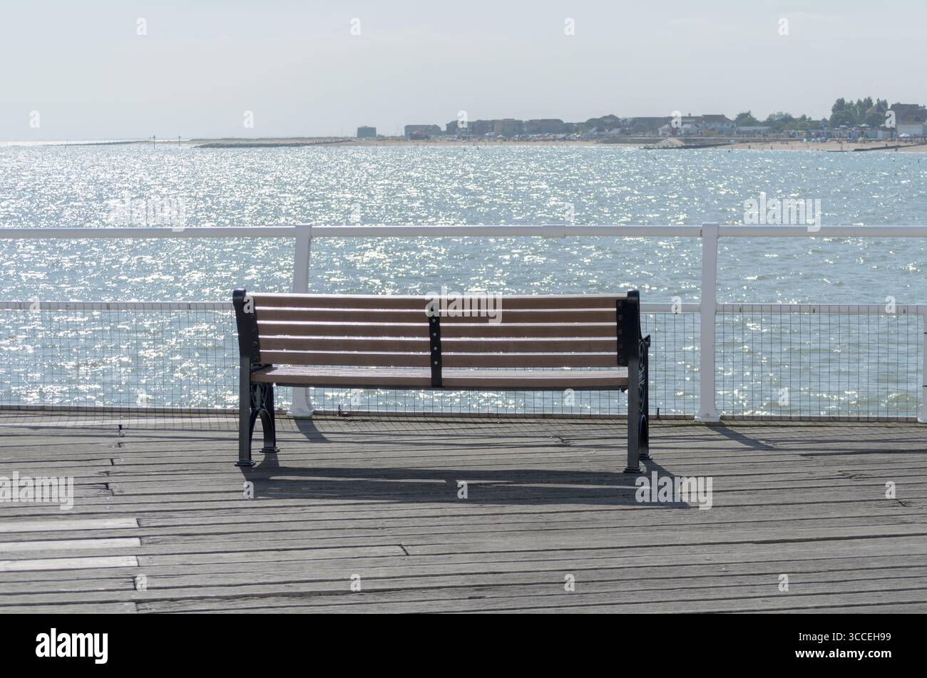 Un sedile vuoto, panchina, che guarda al mare in una giornata estiva nel Regno Unito Foto Stock