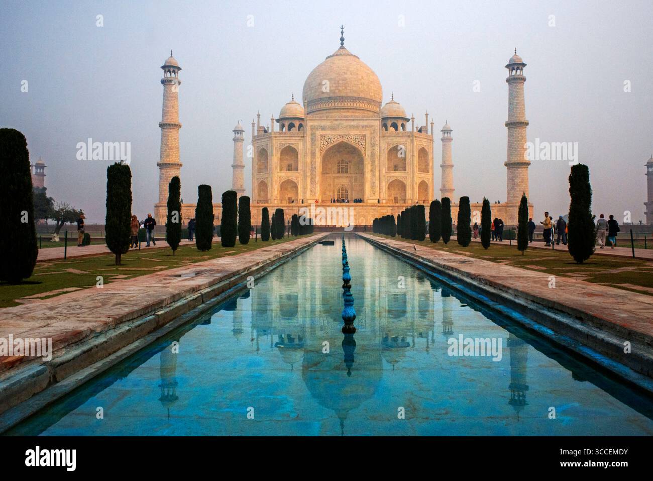 6 gennaio 2019, Rajasthan, India: Tomba di Taj Mahal con riflessi nell'acqua in un cielo blu drammatico ad Agra, Uttar Pradesh, India. Si tratta di una delle escursioni del treno di lusso Maharajas Express. (Immagine di credito: © Sergi Reboredo/ZUMA Press Wire) Foto Stock