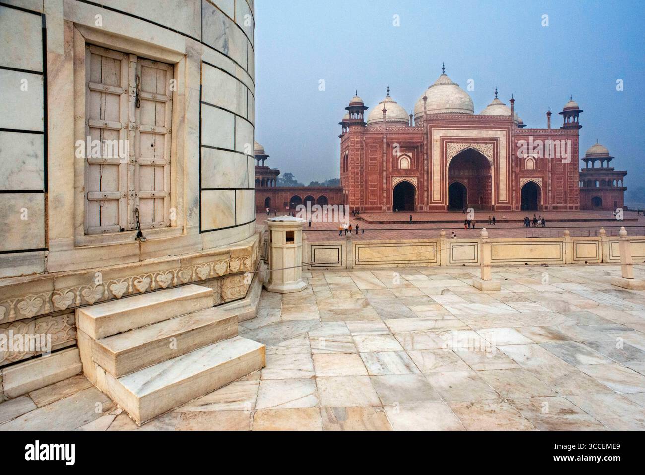 6 gennaio 2019, Rajasthan, India: Veduta della moschea del complesso Taj Mahal al al mattino presto, Agra, Uttar Pradesh, India. Fu costruita nel 1632 dall'imperatore moghul Shah Jahan per ospitare la tomba della sua moglie preferita Mumtaz Mahal. Si tratta di una delle escursioni del treno di lusso Maharajas Express. (Immagine di credito: © Sergi Reboredo/ZUMA Press Wire) Foto Stock