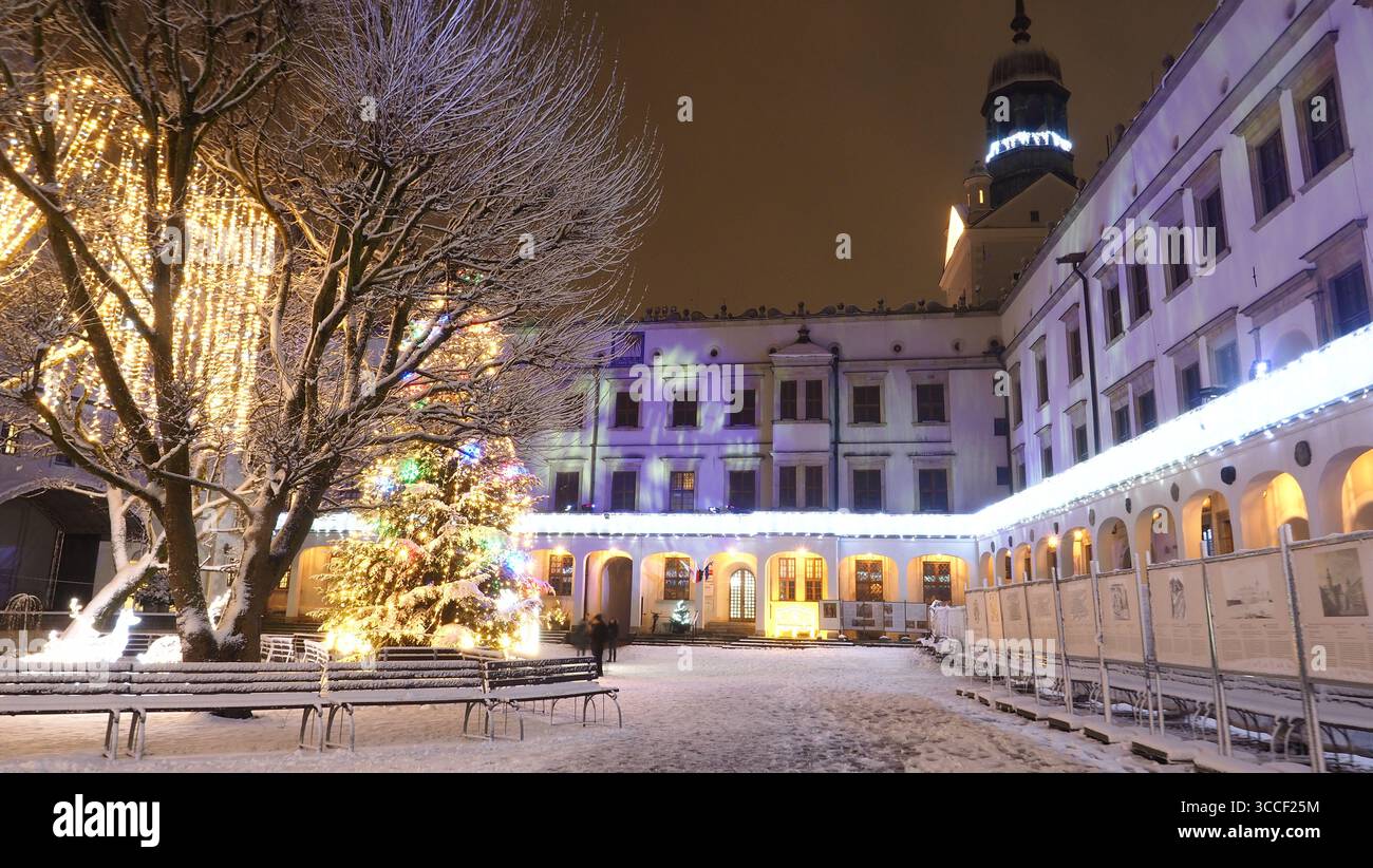 Albero di Natale nel cortile del Castello dei Duchi di Pomerania, Szczecin, Polonia di notte Foto Stock