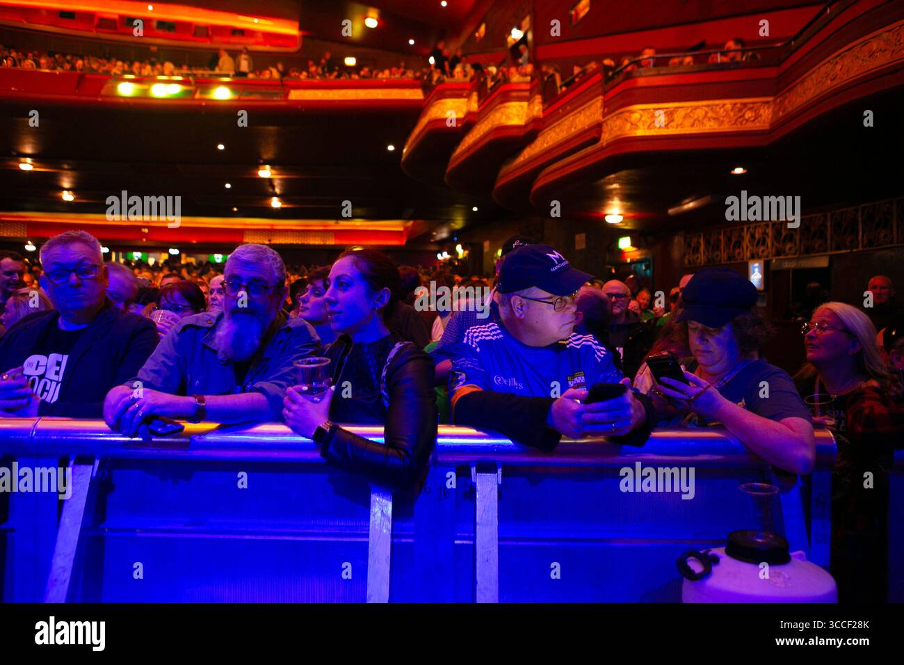 Gli appassionati di musica aspettano che i Pogues saliscano sul palco dell'O2 Apollo di Manchester, Inghilterra. Foto Stock