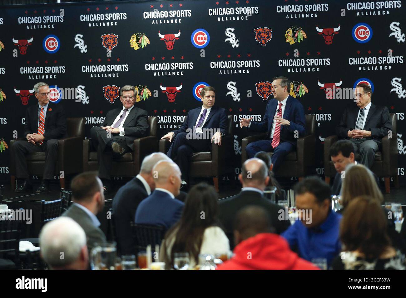 24 novembre 2022: Il presidente degli orsi George McCaskey, a sinistra, il presidente dei Blackhawks Rocky Wirtz, il presidente dei Bulls Michael Reinsdorf, il presidente dei Cubs Tom Ricketts and Bulls e il presidente dei White Sox Jerry Reinsdorf partecipano a una discussione al Chicago Sports Alliance, il 16 novembre 2018, tenutasi alla MB Ice Arena. (Immagine di credito: © Jose M. Osorio/Chicago Tribune via ZUMA Press Wire) Foto Stock