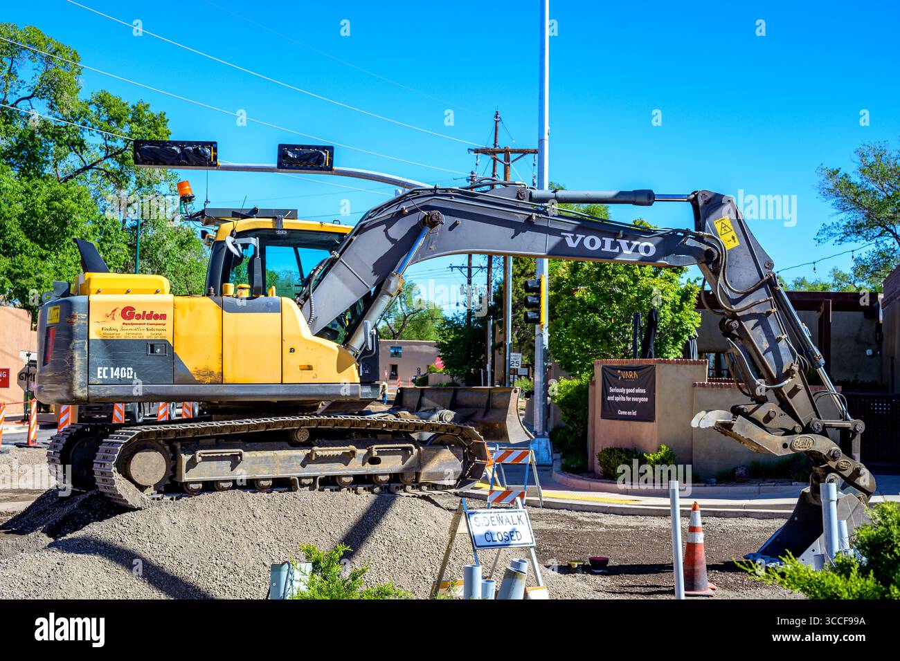 Santa Fe, NEW MEXICO, Stati Uniti - 15 maggio 2025: Escavatore Volvo EC140DL parcheggiato in città durante una pausa dal progetto di costruzione di strade nel centro di Santa Fe Foto Stock