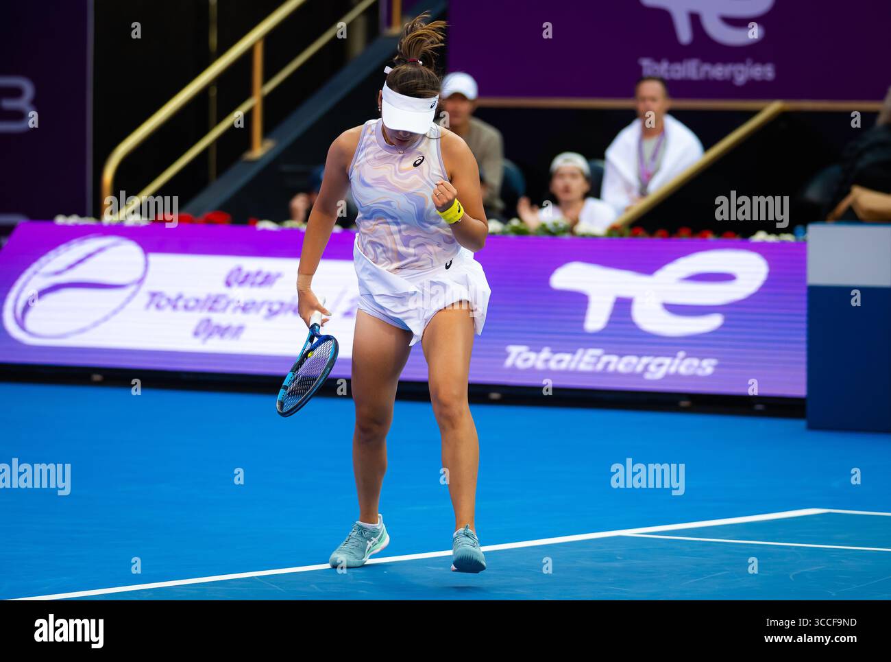16 febbraio 2023, DOHA, QATAR: La Cina Zhaoxuan Yang durante la semifinale di doppio del torneo di tennis Qatar Totalenergies Open WTA 500 2023 (Credit Image: © Rob Prange/AFP7 via ZUMA Press Wire) Foto Stock