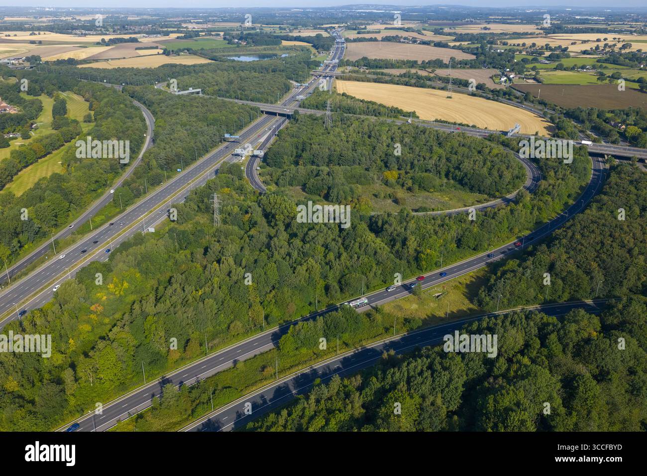 Immagine aerea dello svincolo di Croft (svincolo 21A), dove le autostrade M6 e M62 si collegano vicino al villaggio di Birchwood a Warrington nel Regno Unito Foto Stock