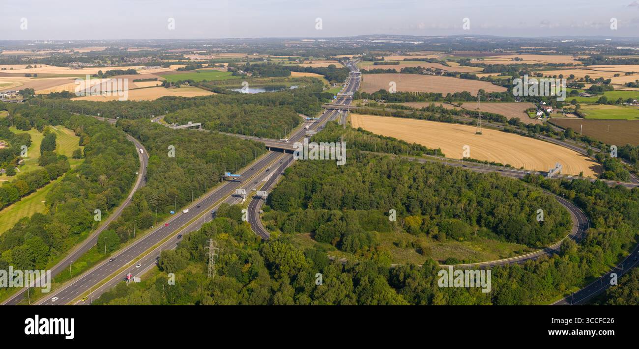Immagine aerea dello svincolo di Croft (svincolo 21A), dove le autostrade M6 e M62 si collegano vicino al villaggio di Birchwood a Warrington nel Regno Unito Foto Stock