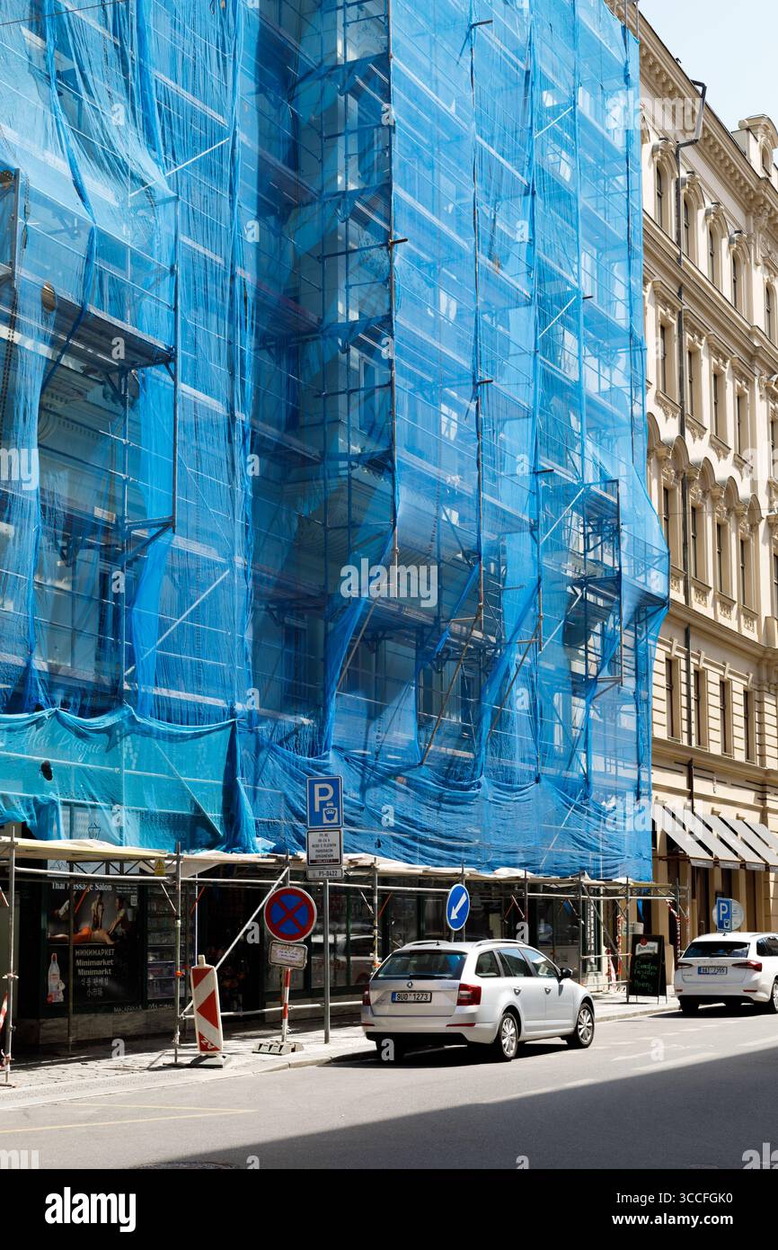Ponteggio con rete blu. Riparazione della facciata di un edificio residenziale. Foto Stock